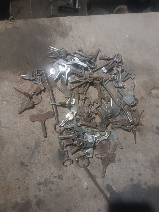 Замкі та ключі,дверні.