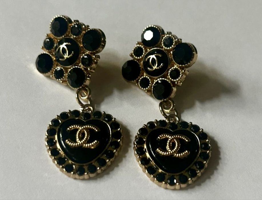 Eleganckie kolczyki zrobione z logowanych zawieszek