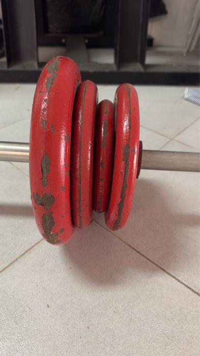 Barras de ginasio mais pesos