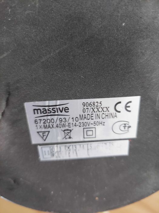 Srebrna lampa na biurko