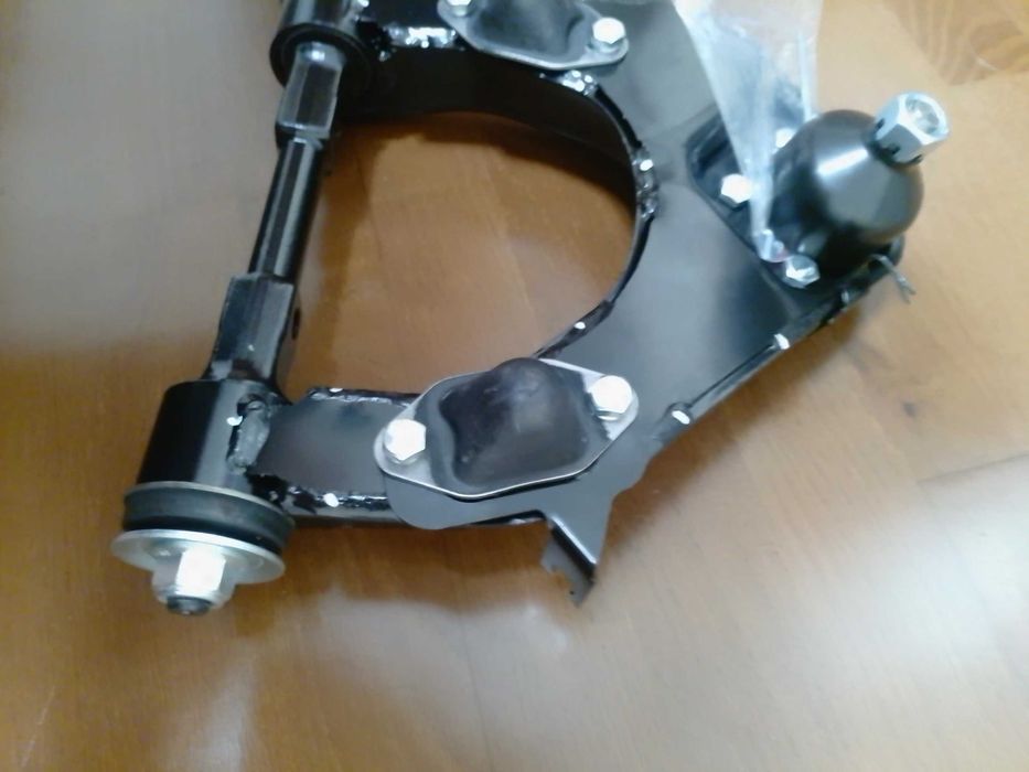 Важелі підвіски передній верхній/нижній таракан