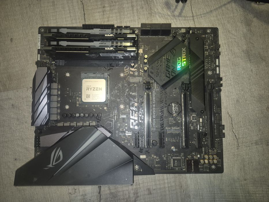 Podzespoły komputerowe - procesor, płyta główna, RAM, chłodzenie wodne