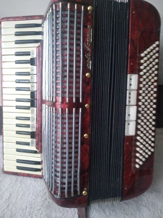 Akordeon 120 basów 4 chóry.
