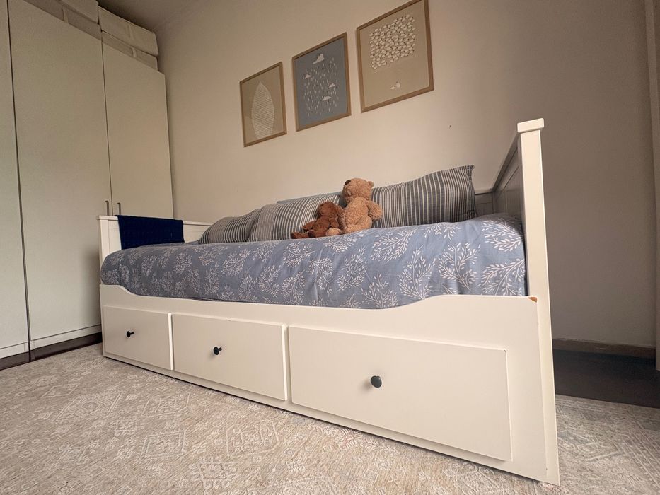 Cama Hemnes com 2 colchões incluídos.