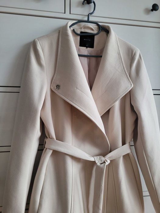 Beżowy płaszczyk z Mohito