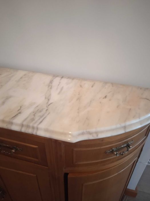 Aparador com tampo em mármore e com arrumação