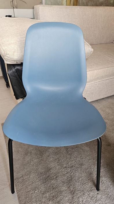 Cadeira azul com almofada