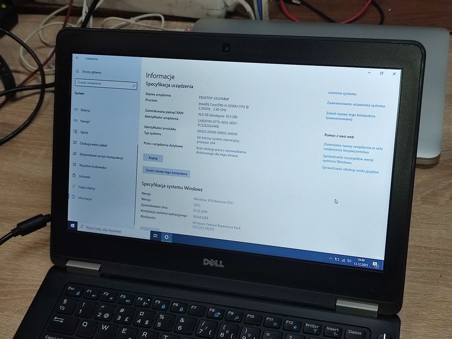 Laptop latitude  E5270 Intel Core  I5-6200U  16/128 ladowarka.