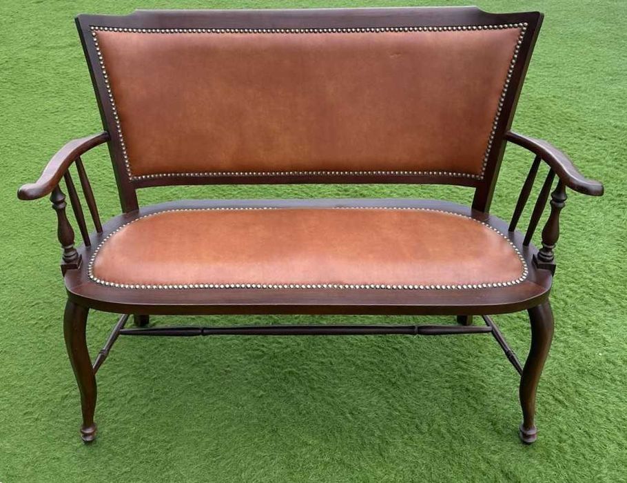 Conjunto antigo, sofá e duas poltronas de madeira  estofado de couro