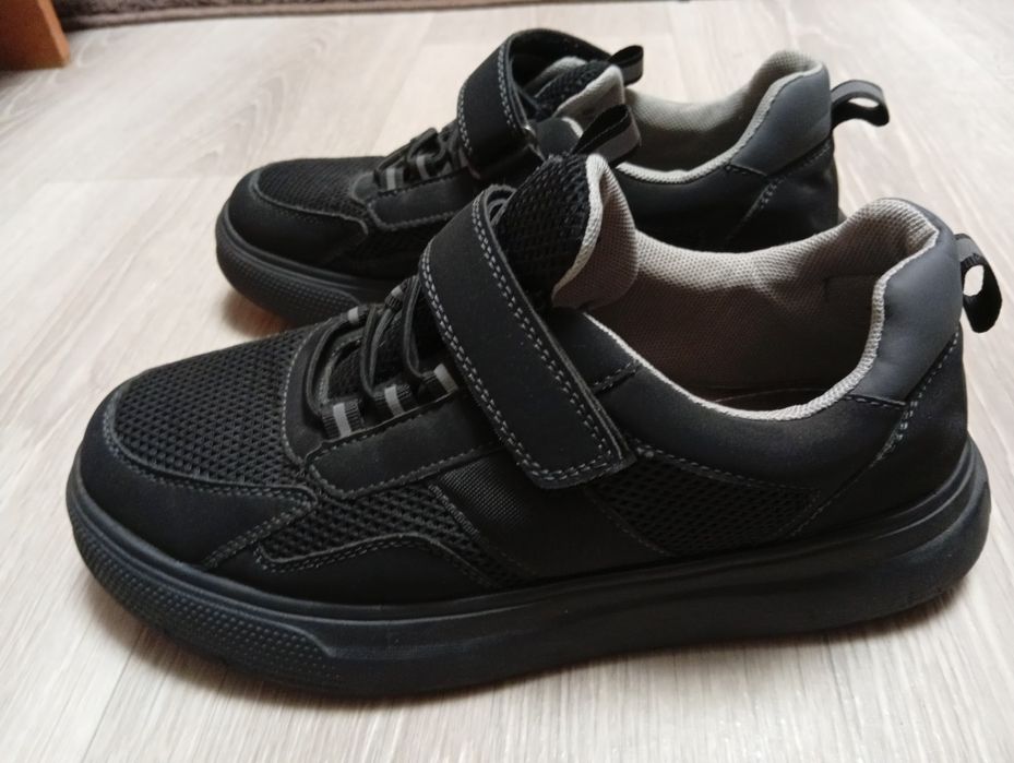 Кросівки універсальні