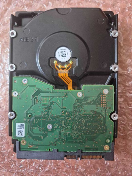 Жорсткий диск HGST 4Tb ( пошкоджені)