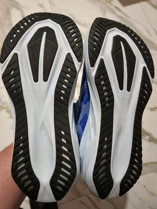 Оригінал 100% чоловічі кросівки asics novablast 5  eur 44.5