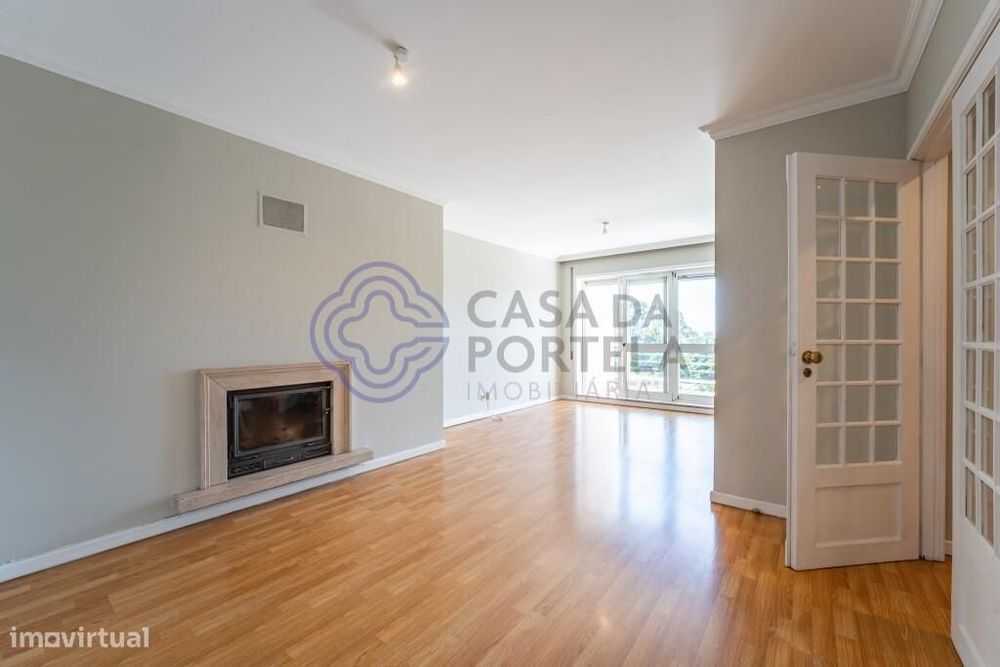 Apartamento T3 com Garagem e Varanda para Arrendamento – Carvalhido /