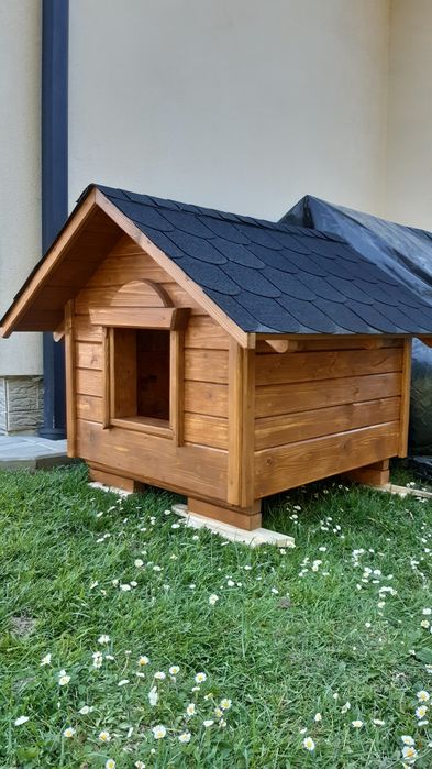 Buda dlla średniego psa .Solidna I piękna.