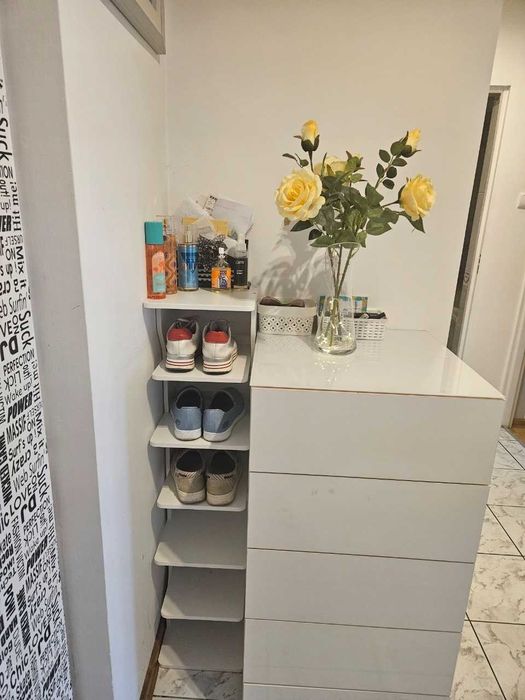 biała szafka do obuwia wąska z 6 półkami