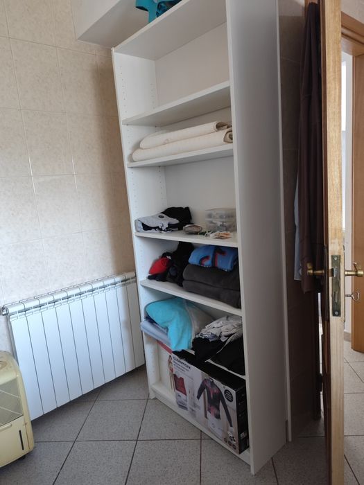 Vendo  estante bastante arrumação medidas 0.80*0.28* 2.02 altura