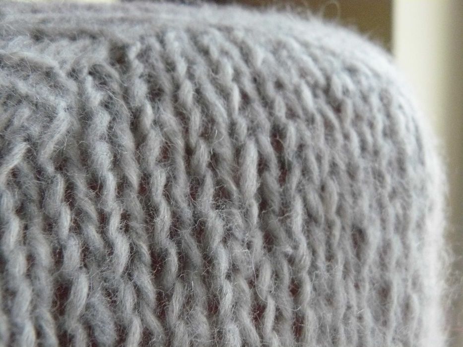 Sweter ręcznie robiony baby alpaka Drops Air handmade szary 50 puszek