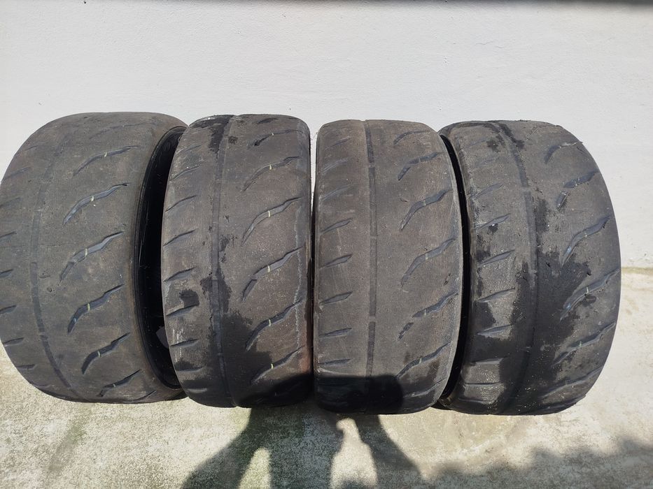Pneus Toyo  245/45 R16