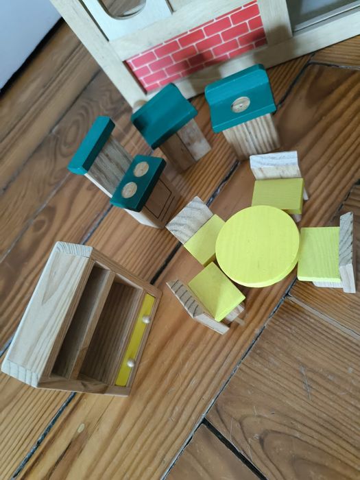 Casa de bonecas de madeira