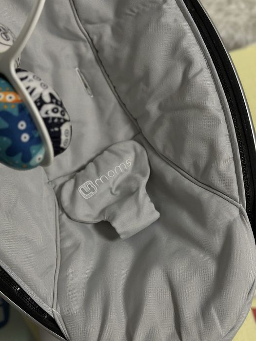 Заколисуючий/качеля  центр 4moms