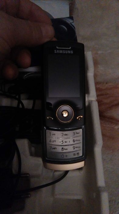Samsung u 600 czarnozloty