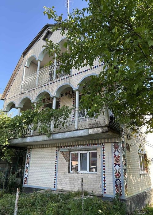 Продаж двоповерхового будинку