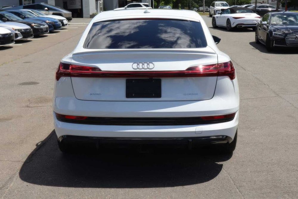 Audi E-Tron      2022
