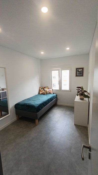 Quarto com WC privada, água, luz e internet incluídos
