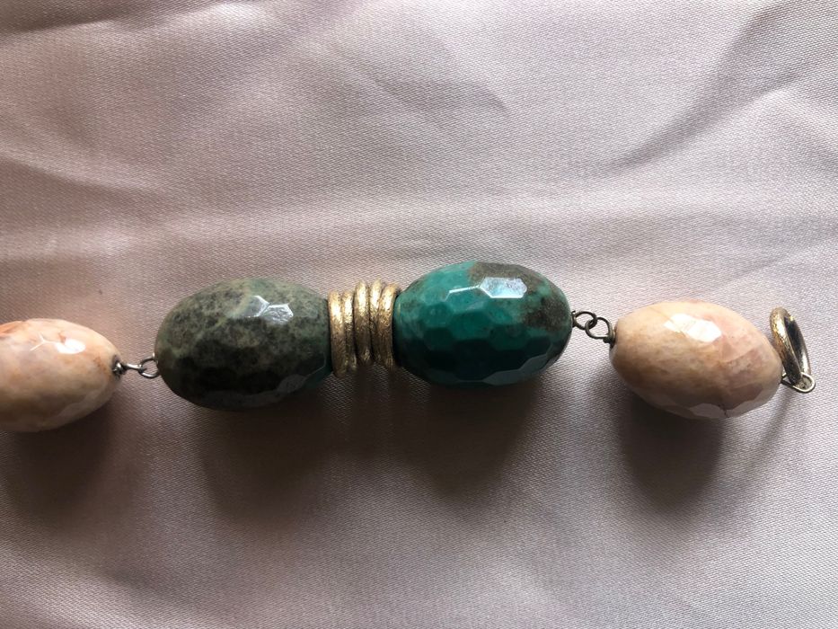 Pulseira interessante a combinar com roupa leve