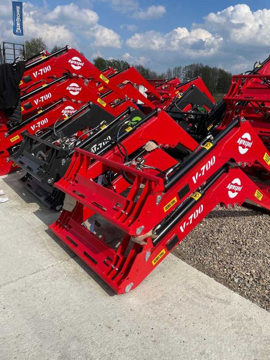 Ładowacz czołowy tur  firmy Agrosped V700