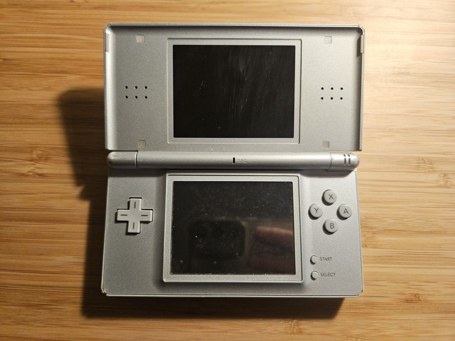 Nintendo DS Lite Cinzenta com 2 Jogos à Escolha