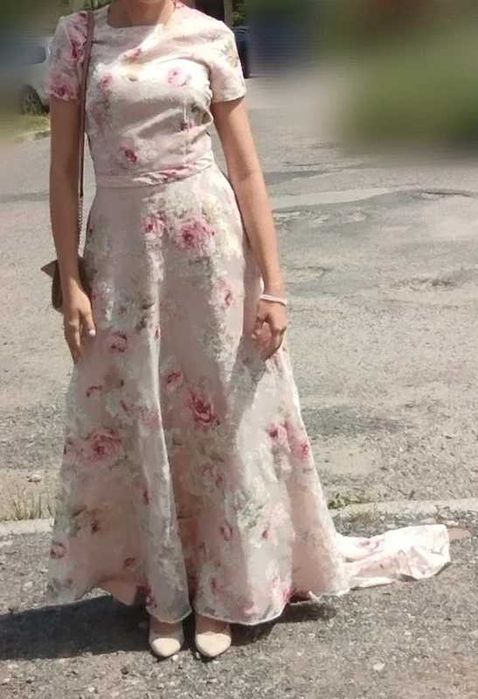 Sukienka w róże z trenem