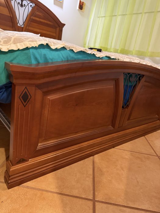 Cama casal moderna de cerejeira como nova