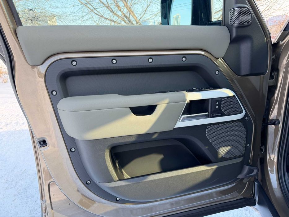 Land Rover Defender D300 X-Dynamic