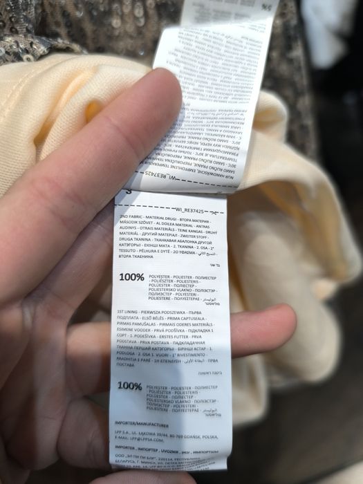 Cekinowa sukienka na ramiączkach.