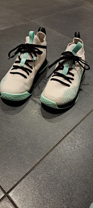 Buty sportowe na halę