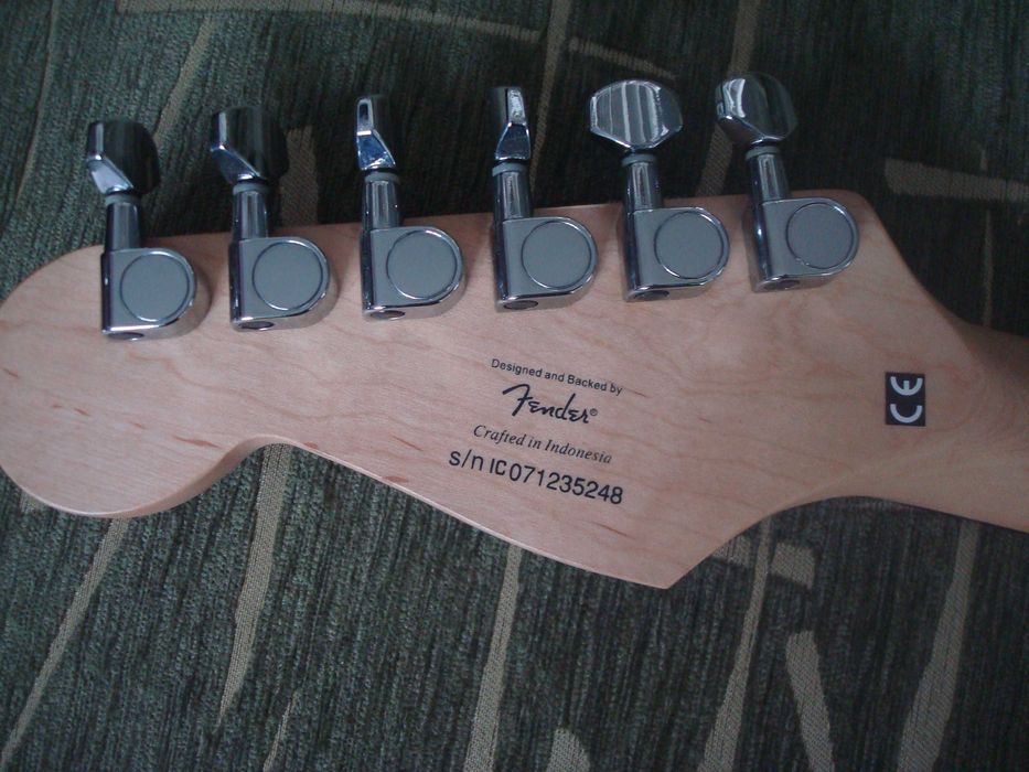 Продам электрогитару Fender Squier