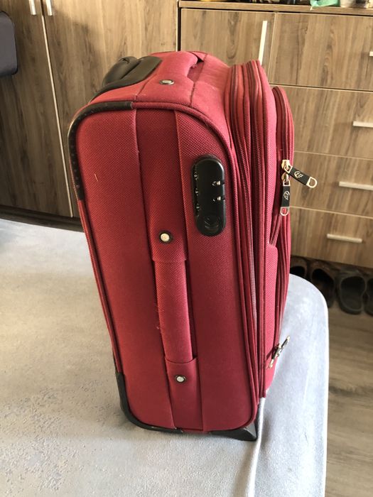 Продам валізу на колесах, як на фото