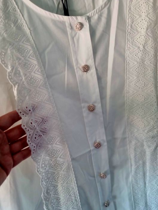 Camisa branca, manga comprida, com bordado inglês.  L