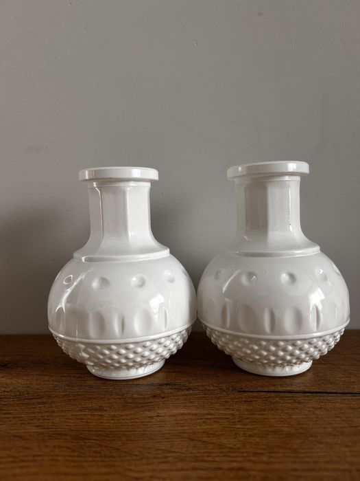 Zestaw 9 białych wazonów szklanych dekoracyjnych 12 cm – szkło mleczne