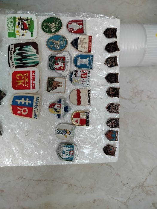 Odznaki przypinki herby miast PRL małe kolorowe zarezerwowane do 3 VII