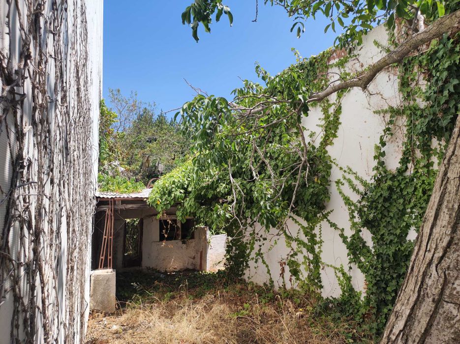 Moradia com 14 compart., para recuperação,  lote de 602m2, em  LOULÉ