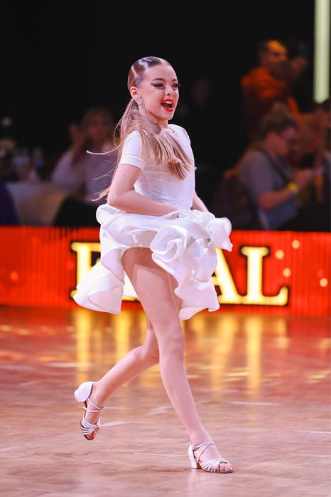 Продаємо ювенальну сукню