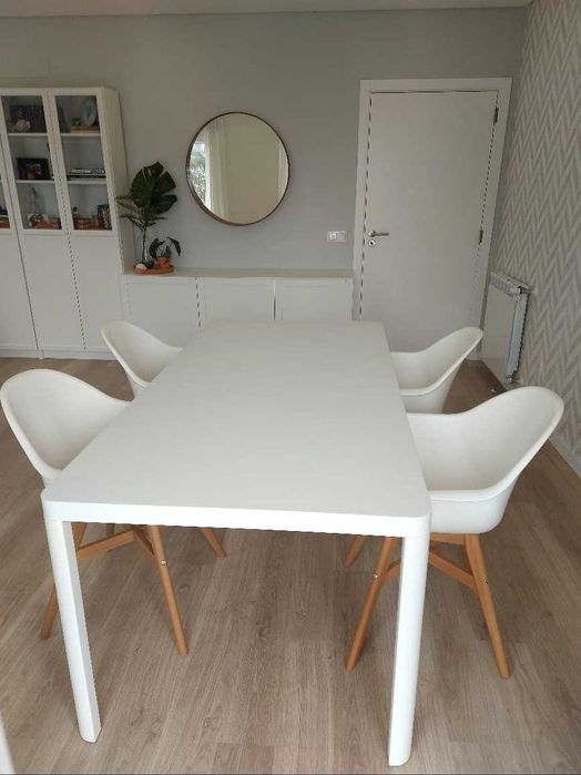 Mesa e cadeiras brancas Ikea, junto ou separado.