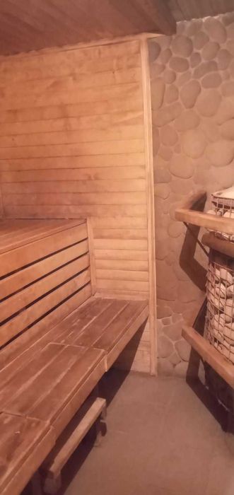 Сауна, баня, лазня.