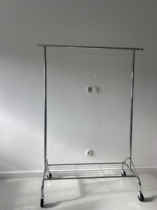 Cabideiro de roupa com roda