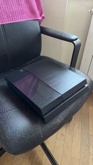 PS4 com 1 comando + jogos