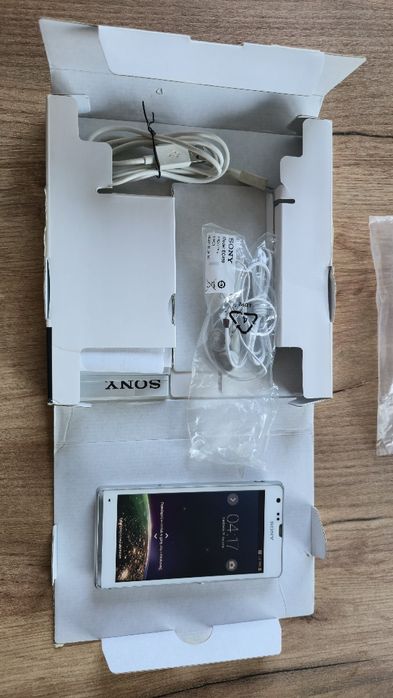 Smartfon Sony xperia SP biały + zestaw słuchawkowy MH410c