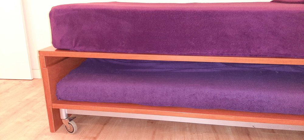 CAMA DUPLA prática e linda, com escadinha de apoio seguro.