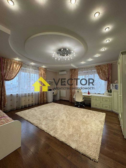 Двоповерховий будинок у місті з гаражем та підвалом!